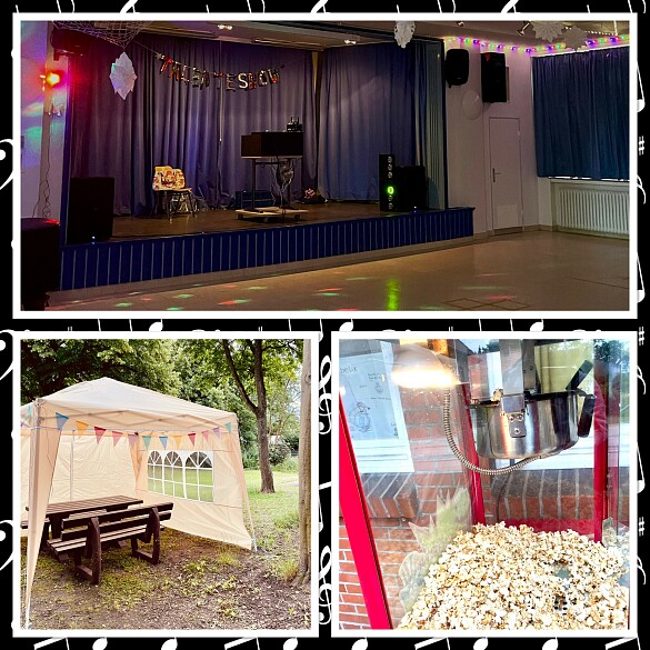 auf einer Photocollage sieht man die leere Schulaula mit der Musikanlage auf der Bühne, ein mit Girlande dekoriertes Pavillonzelt in dem eine Sitzbank mit Tisch steht, sowie eine Popcornmaschine, in der fertiges Popcorn liegt  